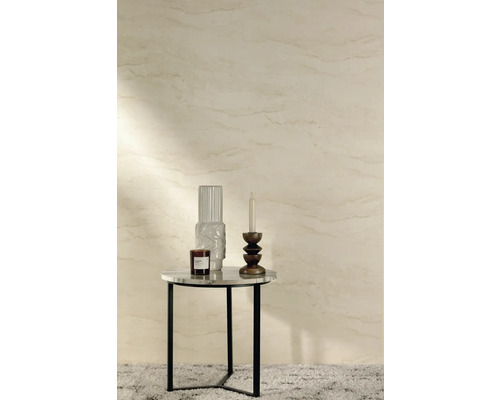 Dekorativní zátiší se svíčkou, vázou a vonnou svíčkou na odkládacím stolku před vzorovanou stěnou