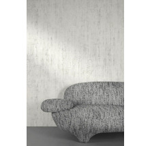 Detail šedé pohovky u zdi