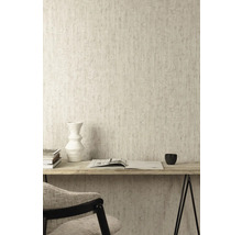 Scéna se strukturovanou tapetou, stolem, knihou a dekorací