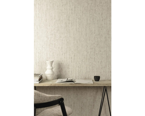 Scéna se strukturovanou tapetou, stolem, knihou a dekorací