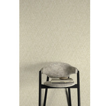 Tapeta se vzorem rybí kosti za židlí s knihami