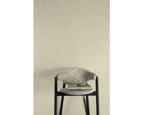 Tapeta se vzorem rybí kosti za židlí s knihami