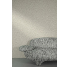 Detail vzorované tapety a pohovky