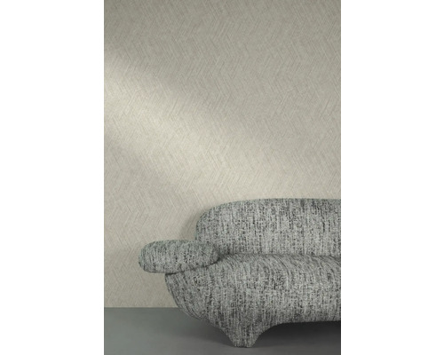 Detail vzorované tapety a pohovky