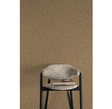 Hnědá vliesová tapeta s grafickým vzorem a židlí