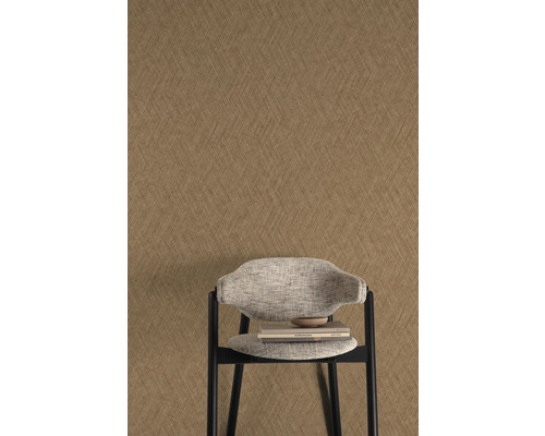 Hnědá vliesová tapeta s grafickým vzorem a židlí