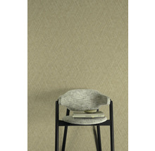 Detail tapety s jemným vzorem a židle