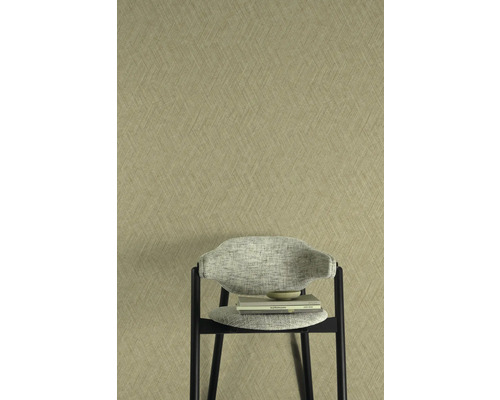 Detail tapety s jemným vzorem a židle