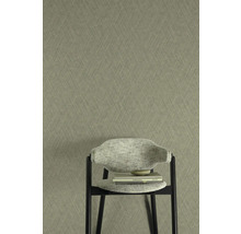 Detail vzorované tapety se židlí před ní