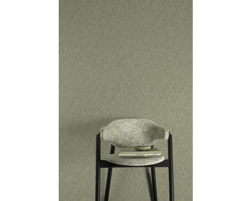 Detail vzorované tapety se židlí před ní