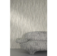 Detail tapety s vertikálním vzorem a pohovky