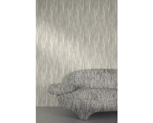 Detail tapety s vertikálním vzorem a pohovky