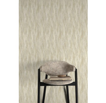 Fototapeta s abstraktním vzorem a židlí v popředí