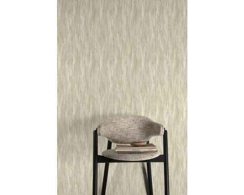 Fototapeta s abstraktním vzorem a židlí v popředí