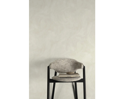 Židle s textilním potahem, knihami a miskou před stěnou