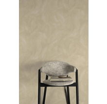 Dekorativní nástěnná malba se židlí a knihami