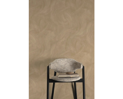 Nástěnná dekorace s benátskou štukovou technikou a židlí