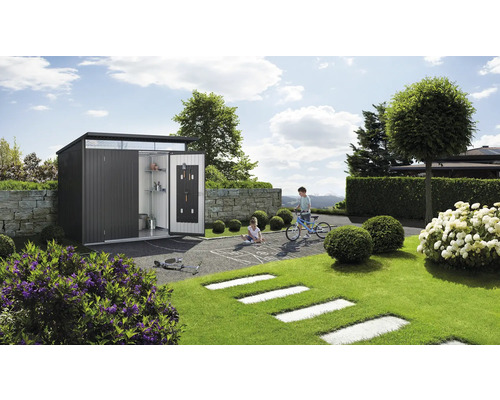 Zahradní scéna s moderním domkem na nářadí, hrajícími si dětmi a upravenou zahradou