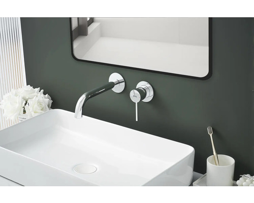 Moderní koupelna s umyvadlem, baterií a zrcadlem