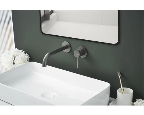 Umyvadlo s baterií a zrcadlem v koupelně