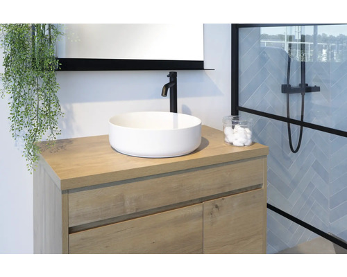 Koupelna s umyvadlovou skříňkou, umyvadlem na desku a vodovodní baterií