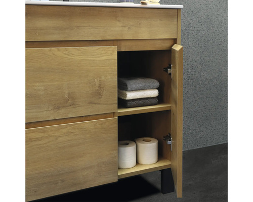 Skříňka pod umyvadlo s otevřenými dvířky, ručníky a toaletní papír