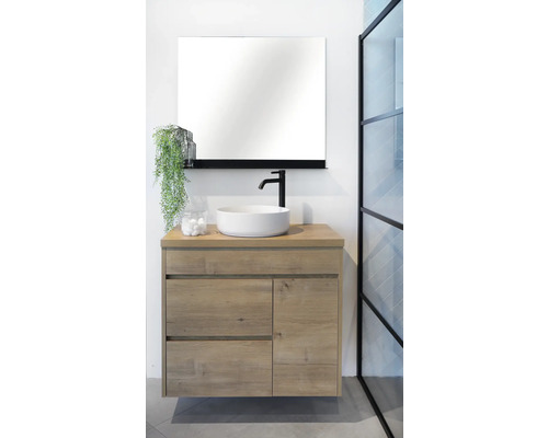 Moderní koupelna s umyvadlovou skříňkou, umyvadlem na desku a zrcadlem