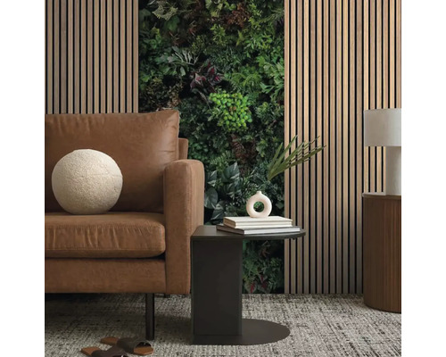 Obývací pokoj s pohovkou, odkládacím stolkem a stěnovými panely s rostlinným motivem