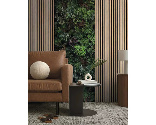 Obývací pokoj s dřevěnými panely, stěnou z rostlin, pohovkou a příručním stolkem