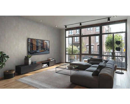 Světlý obývací pokoj s pohovkou, konferenčním stolkem a televizorem