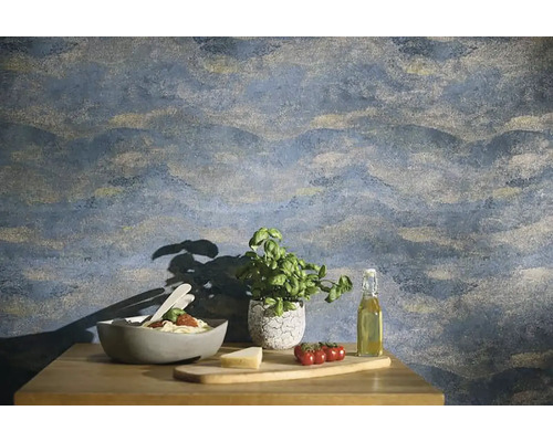 Obývací pokoj s tapetou se vzorem, jídelní stůl s těstovinami, květináčem bazalky a přísadami