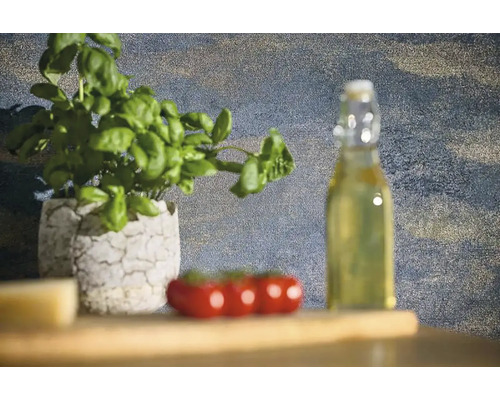 Zátiší s bazalkou v květináči, rajčaty a lahví oleje na dřevěném stole.