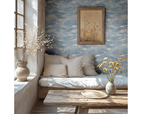 Příjemný obývací prostor s tapetou se vzorem oblaků, sedacími polštáři a dřevěným stolem