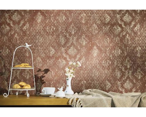 Dekorativní tapeta se vzorem v obývacím pokoji.