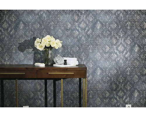 Dekorativní design stěn s tapetou se vzorem, konzolou, květinami a doplňky