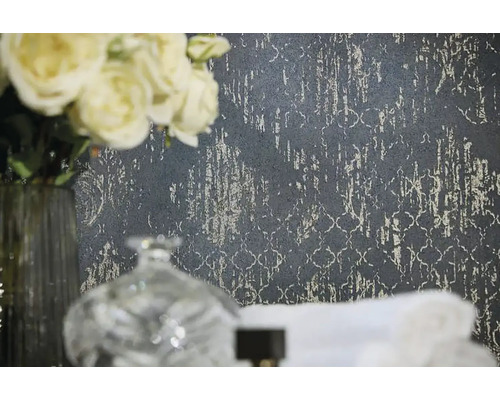 Detail strukturované tapety s květinovými prvky