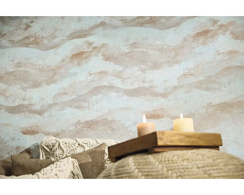 Obývací pokoj s dekorativní nástěnnou malbou a svíčkami