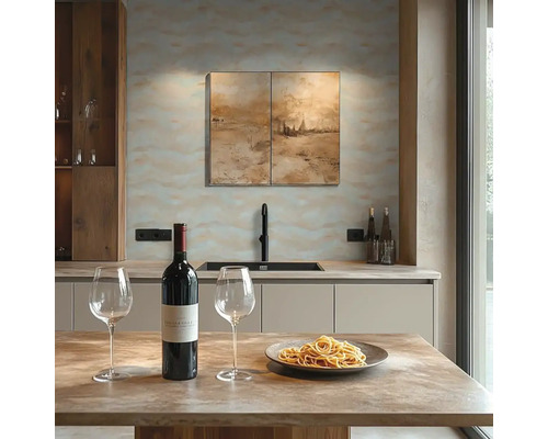 Světlá kuchyně s jídelním stolem, lahví vína, sklenicemi na víno a těstovinami