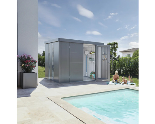 Kovová zahradní skříň s otevřenými dveřmi vedle bazénu, v pozadí děti.