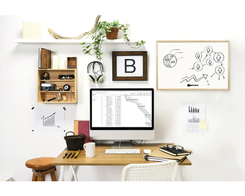 Pracovna se stolem, počítačem, tabulí a dekoracemi pro organizovanou a světlou atmosféru