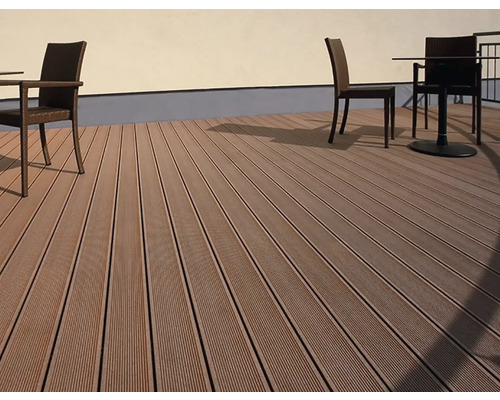 Terasa s prkny a zahradním nábytkem