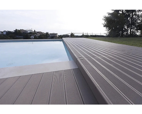 Bazén s dřevěnou terasou