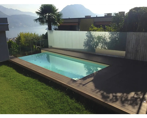 Bazén s dřevěnou terasou na zahradě s výhledem na jezero