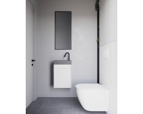 Moderní koupelna s umyvadlem, zrcadlem a závěsným WC.