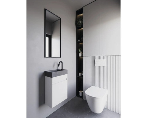 Koupelna s umyvadlem, zrcadlem, toaletou a policemi