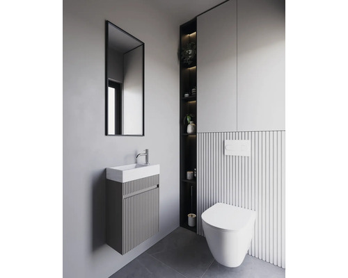 Koupelna s umyvadlovou skříňkou, zrcadlovou skříňkou, závěsnou policí a závěsným WC