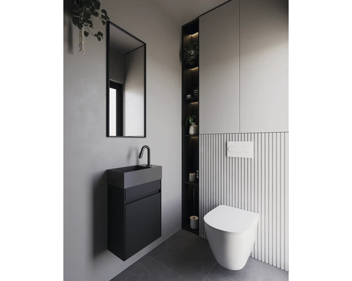 Moderní koupelna se závěsným WC, umyvadlem a zrcadlem