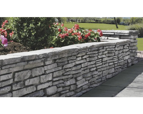 Zeď z přírodního kamene s výsadbou v zahradě