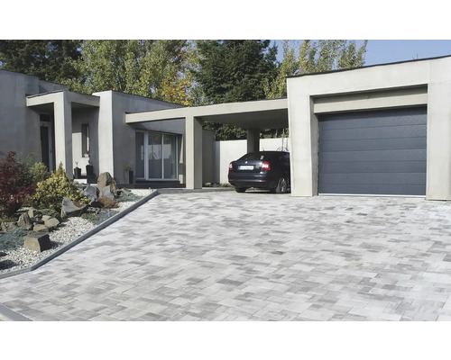 Příjezdová cesta s dlažebními kostkami, garáž a přístřešek pro auto