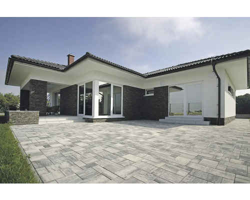 Rodinný dům s dlažebními kostkami na terase